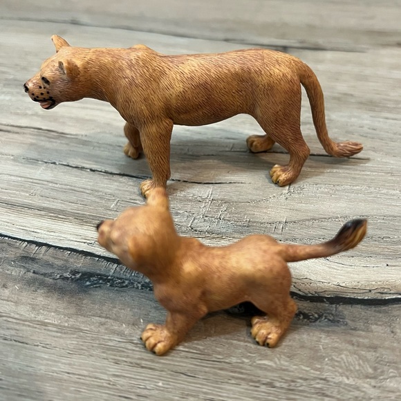 National Geographic Mountain Lion and Cubs Figurine - Picture 3 of 5